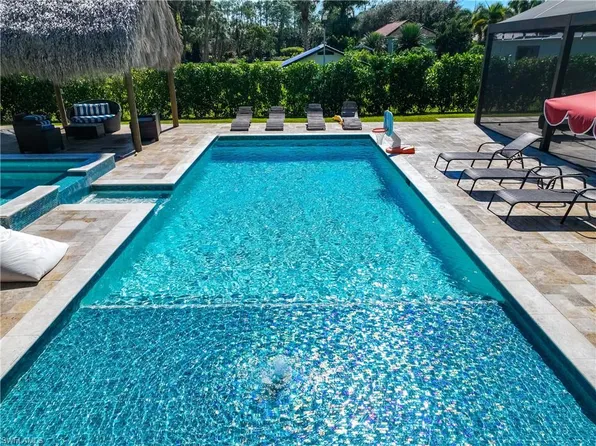 1890 Oakes Blvd, Naples, FL