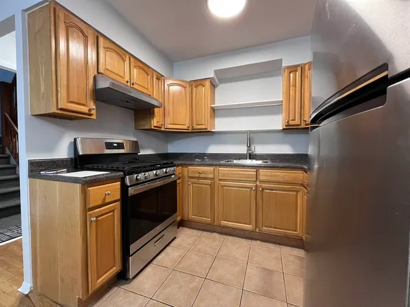 31-27 37th St #2, Astoria, NY 11103