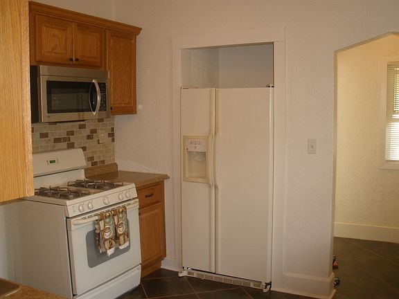 4th image of 132 Saint Louis Ave