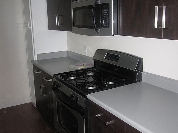 3rd image of 1015 N Doheny Dr APT 1