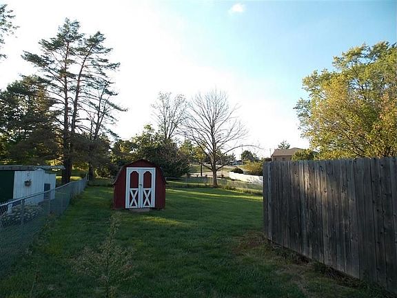 4th image of 8 Sweetbriar Ave
