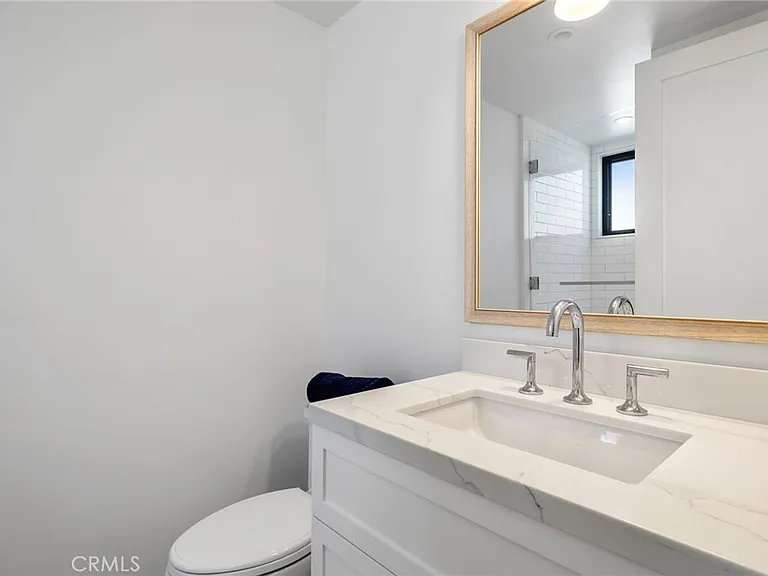 2428 The Strand — Photo 56