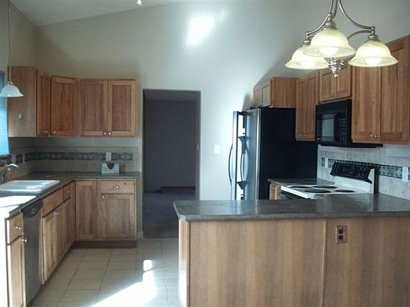 3rd image of 6 Brooks Pl