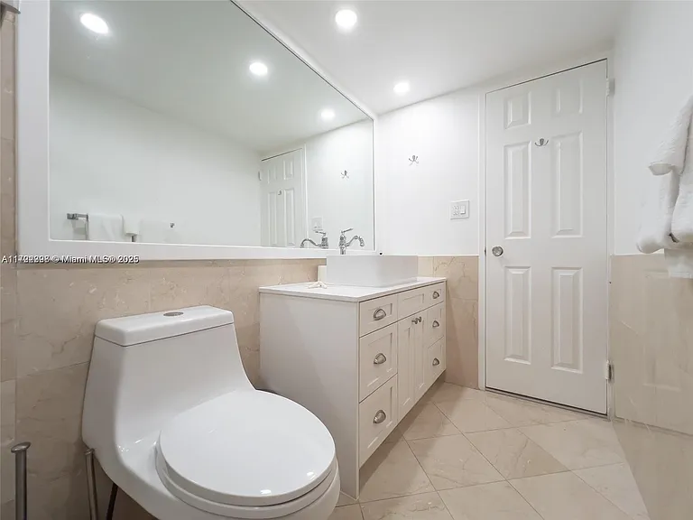 5161 Collins Ave #812 — Photo 9