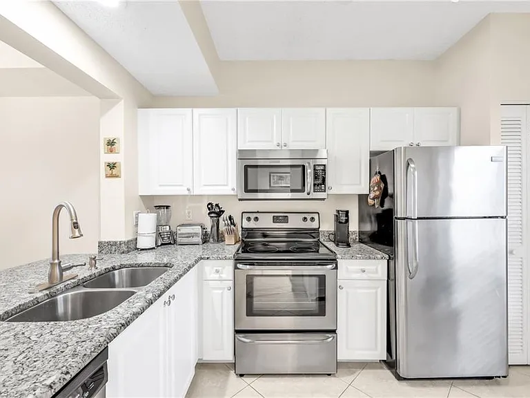 1044 Woodshire Ln #B211 — Photo 15