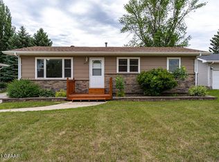 2617 Crescent Dr, Grand Forks, ND 58201