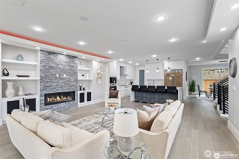 3rd image of 4413 NE 26 Place