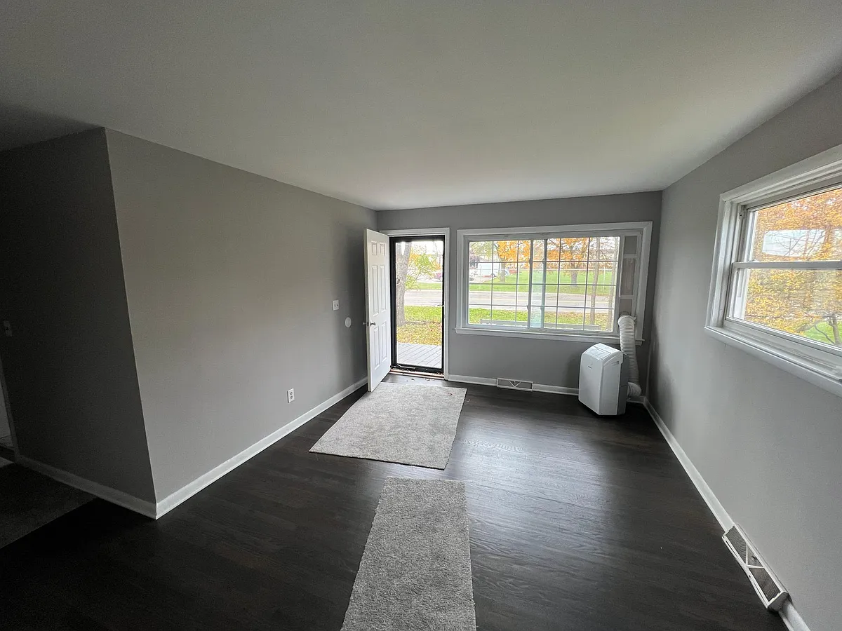 Entry - 329 McMunn St #B