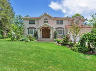 39 Sycamore Ln, Roslyn Heights, NY 11577