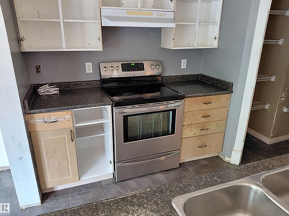 3rd image of 64 Hartwick Lndg