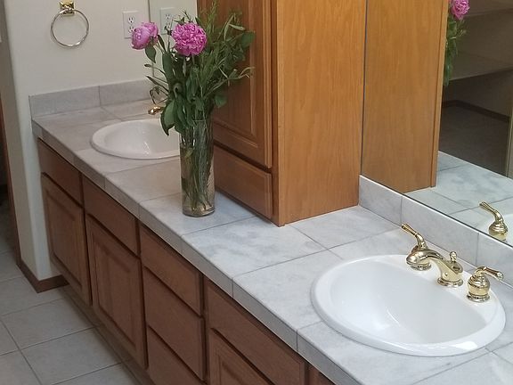 Master Bath (3) Dual Vanity