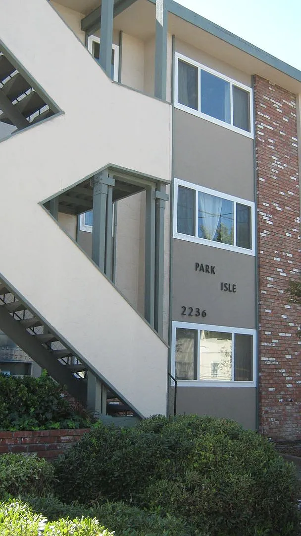 1 bedroom, 1 bath, apartment is perfect for those seeking a comfortable and convenient living space. — Photo 2