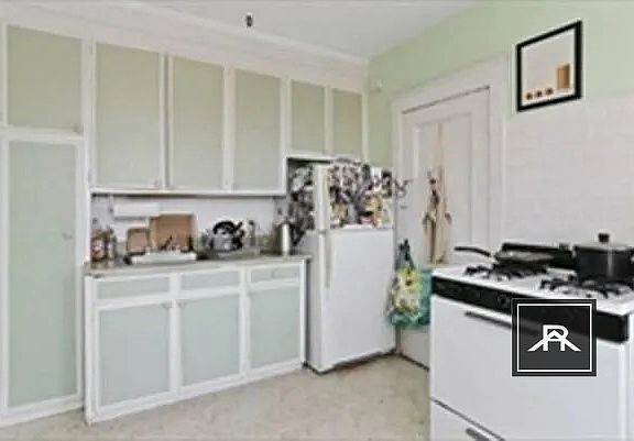 2nd image of 72 Strathmore Rd APT 11B