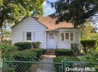 38 Jensen Rd, Bay Shore, NY 11706