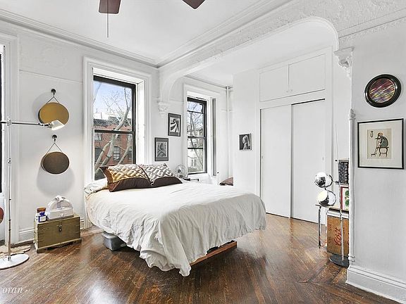 4th image of 393 Clermont Ave