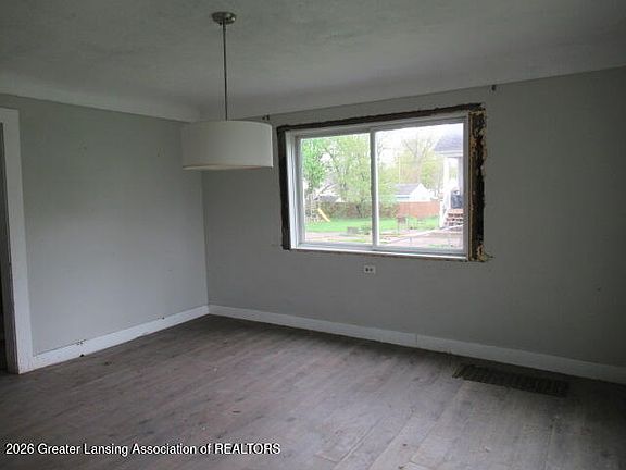 4th image of 127 N Main St