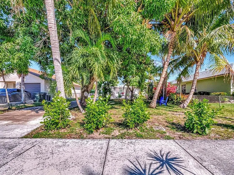 237 SW 3rd Ave — Photo 37