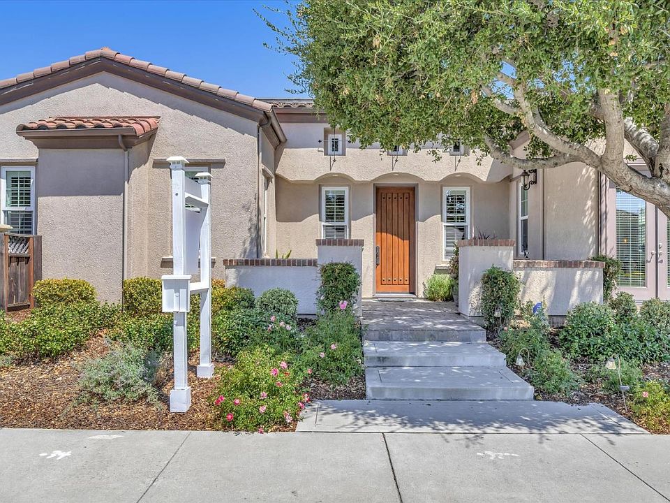 1st image of 695 Connemara Dr