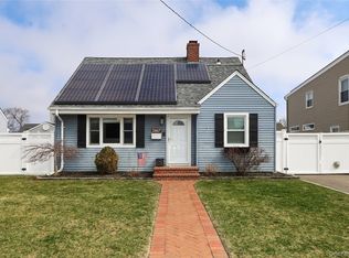 75 Riverside Ave, Merrick, NY 11566