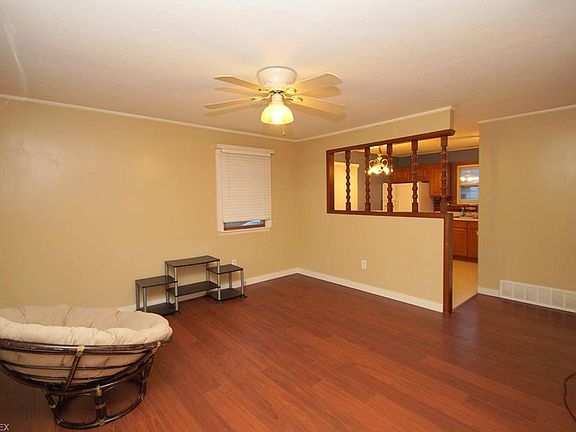 5th image of 393 Karen Dr