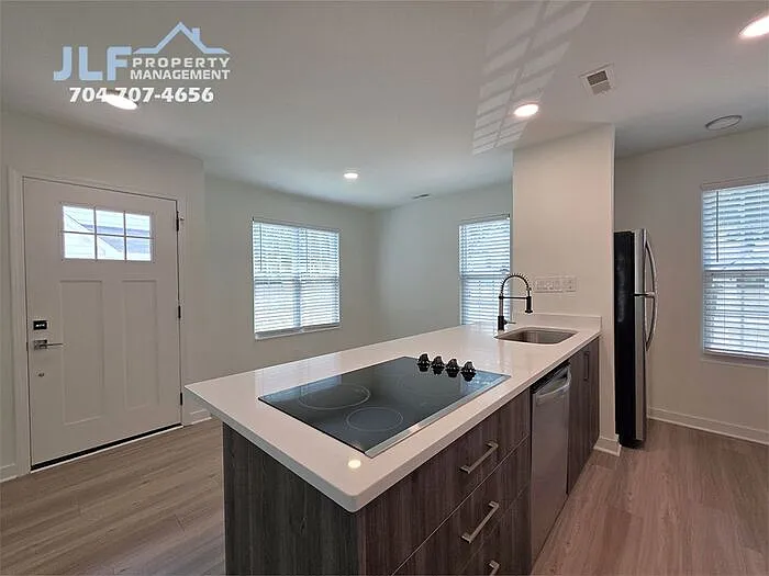 2 bed, 2.5 bath, 1000 sqft, $2,050 — Photo 3