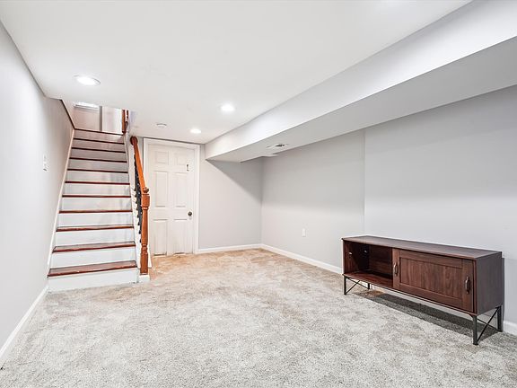 2nd image of 1605 W Pratt St #X