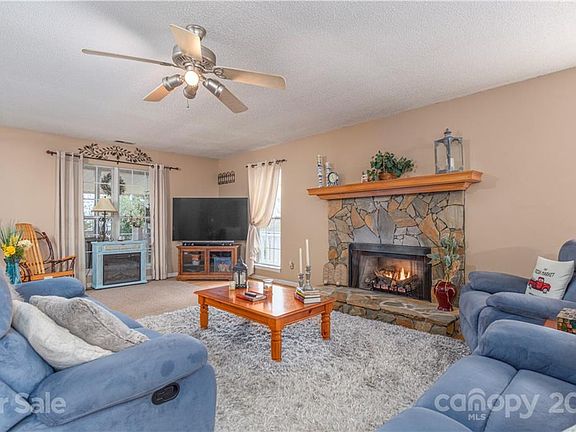 3rd image of 121 Cobblestone Dr