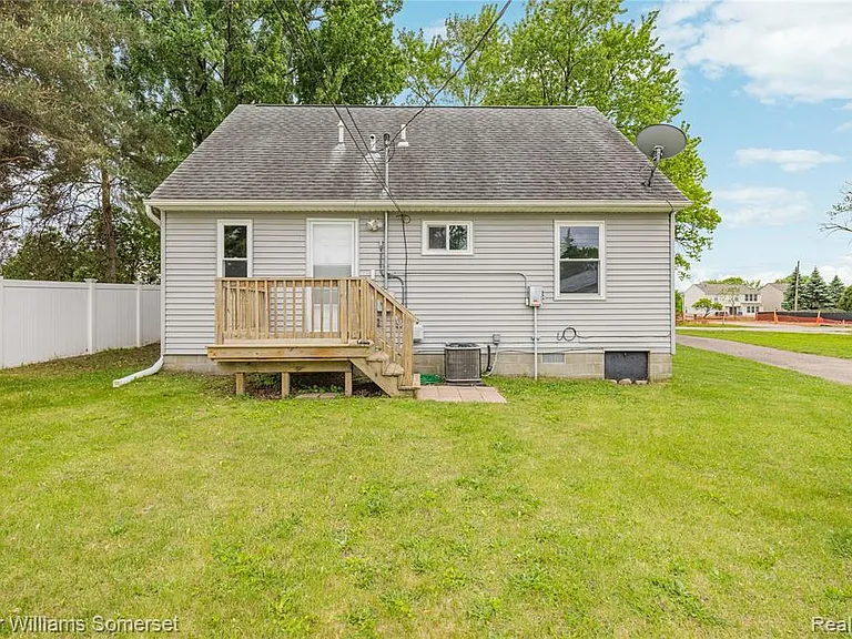 90 Tacoma Dr — Photo 33