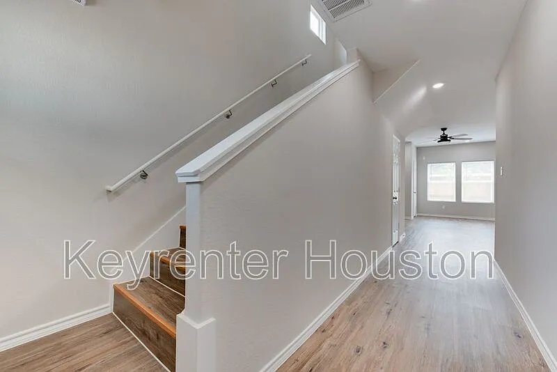 3 bed, 2.5 bath, 1650 sqft, $1,650 — Photo 4