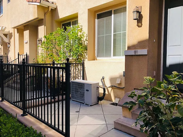 2 bed, 2.5 bath, 1104 sqft, $3,300 — Photo 2
