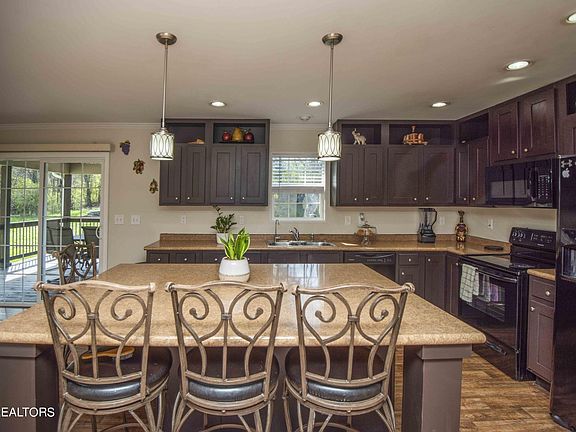 5th image of 332 Hartfield Ln