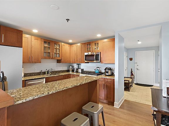 4th image of 1025 Maxwell Ln APT 1204