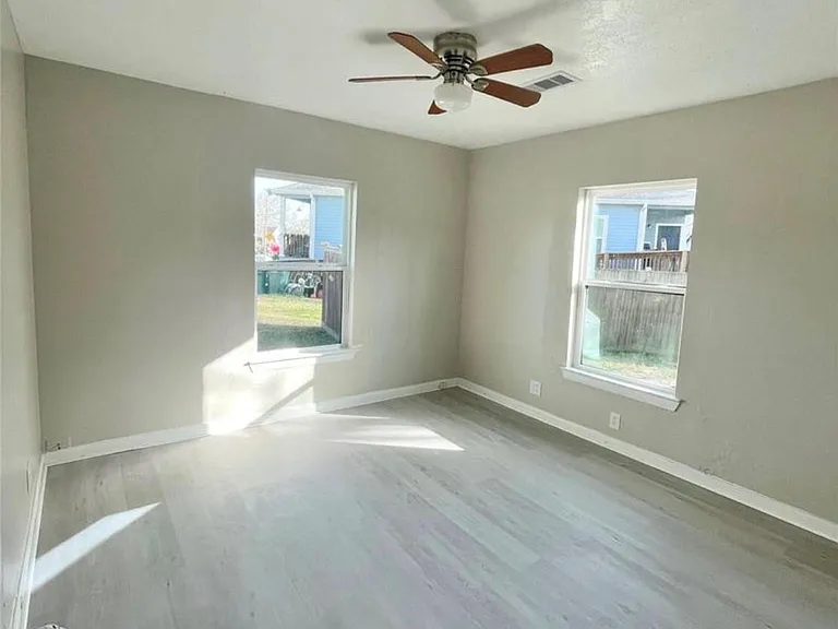 5220 E Parkway Dr — Photo 7