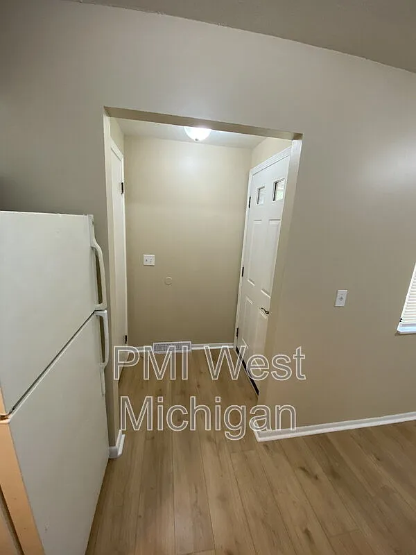3 bed, 1.5 bath, 1320 sqft, $1,850 — Photo 4