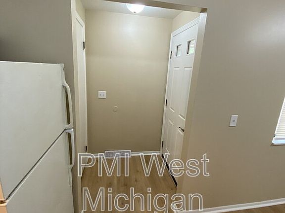 4th image of 6081 In The Pines Dr SE
