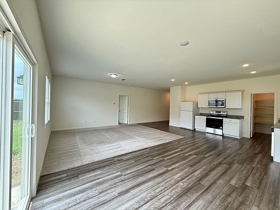 5th image of 713 Cherry Blossom St