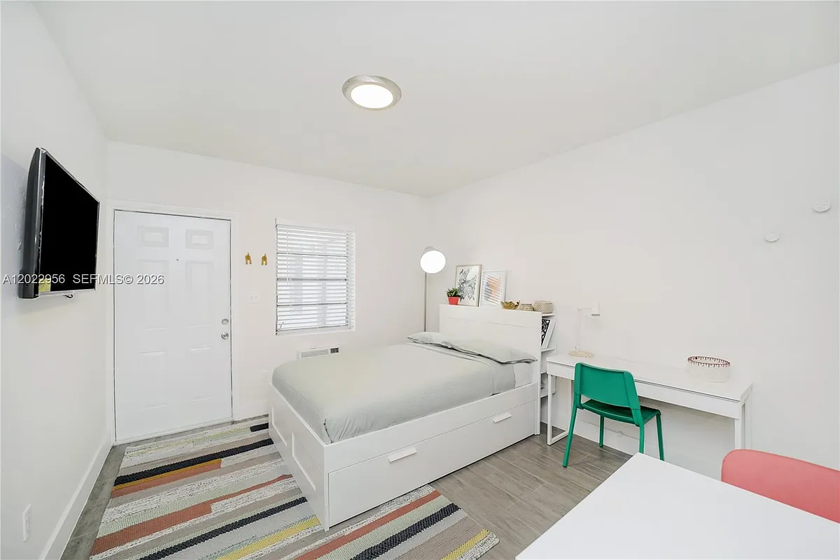 Building Photo - 770 NE 123rd St #19