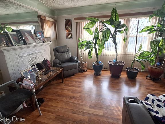 3rd image of 15094 Strathmoor St