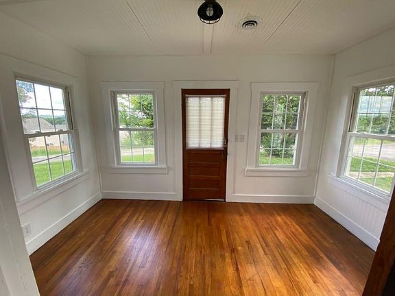 Front entry way - Great sun roof or office