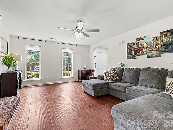 5th image of 504 Saddlebrook Dr