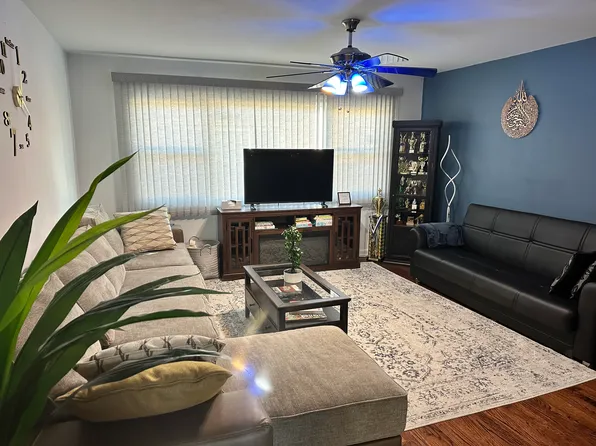 8300 Christiana Ave #2, Skokie, IL 60076