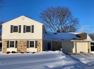 2635 Renshaw Dr, Troy, MI 48085