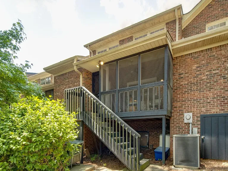 126 Jefferson Pl — Photo 12