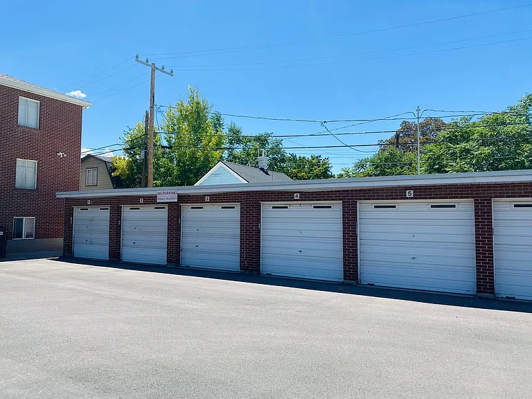 221 N Quince St — Photo 3
