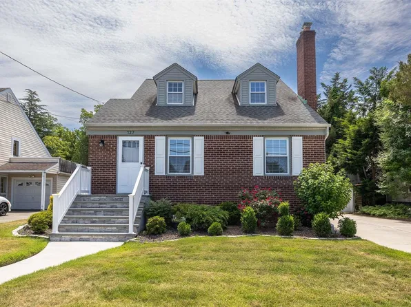 127 Foster Avenue, Malverne, NY 11565