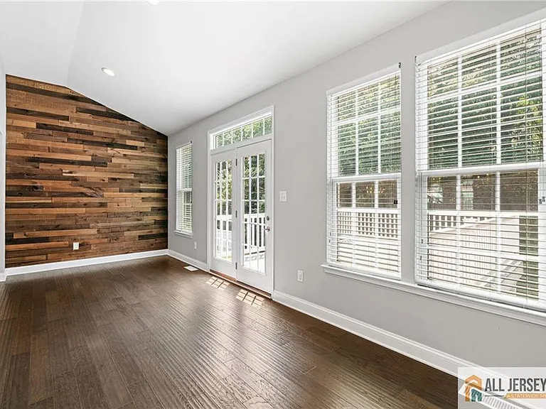 89 Isabelle Ct — Photo 16