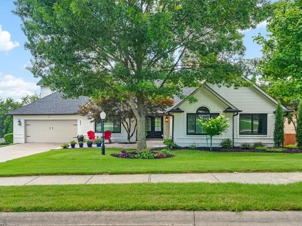 2911 N Charleston Xing, Fayetteville, AR 72703