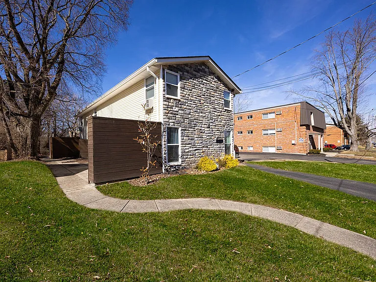 742 S Poplar St — Photo 23