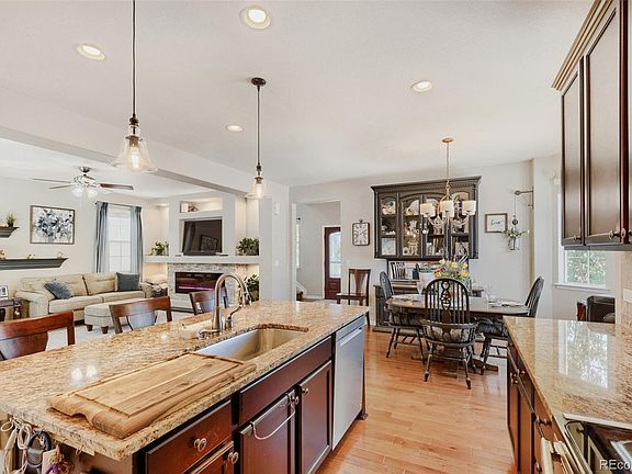 4th image of 3672 Champagne Avenue