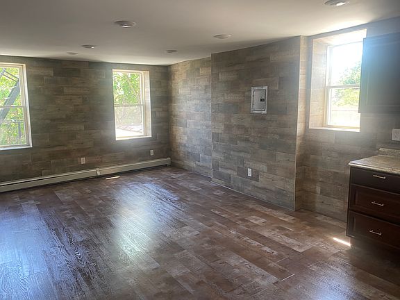 5th image of 639 Bay St Suite 1